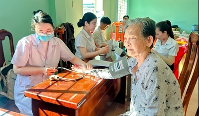 Người dân tổ dân phố Trí Nguyên được khám sức khỏe miễn phí